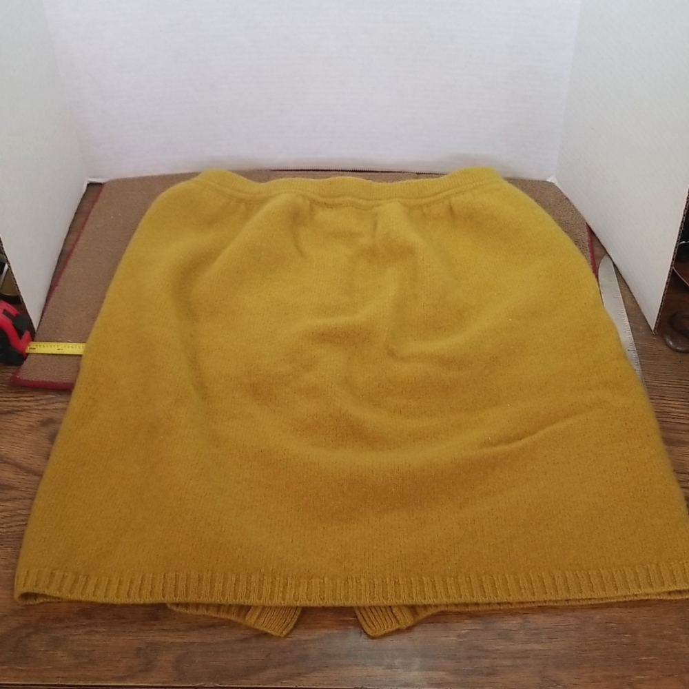 Vintage benelton wool skirt with button up back made in Italy size 44